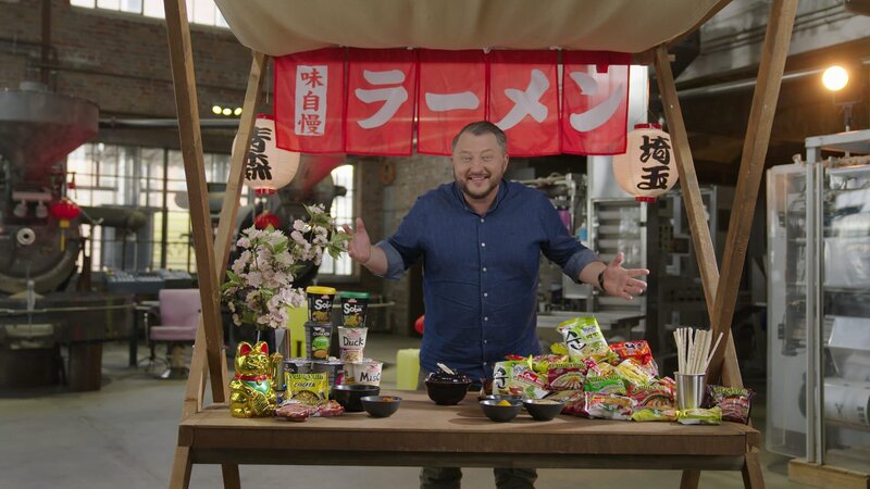 Produktentwickler Sebastian Lege nimmt Instantnudeln verschiedener Marken und die Lupe und deckt die Tricks der Hersteller auf. – Bild: ZDF und Lars Döring