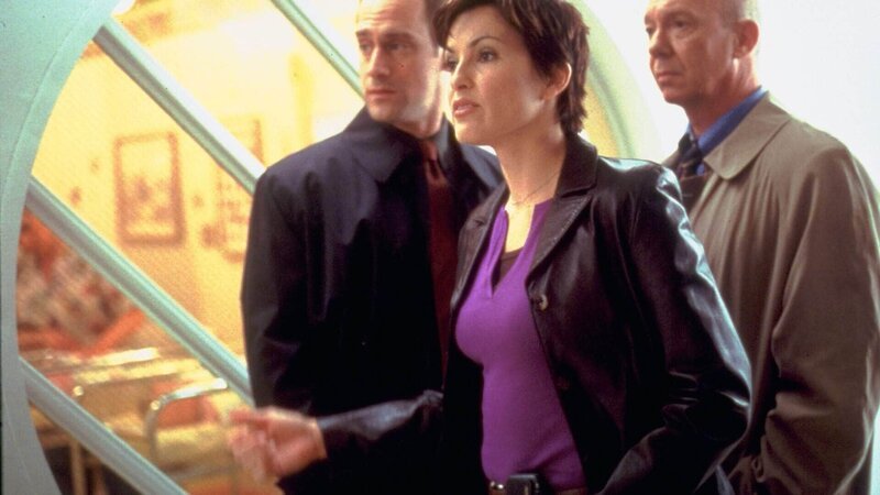 Stabler (Christopher Meloni, l.), Benson (Mariska Hargitay) und Captain Cragen (Dann Florek) ermitteln in einem höchst brisanten Fall: Babies werden aus Krankenhäusern gestohlen und verkauft. – Bild: RTL /​ NBC