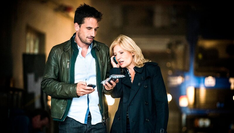 Die Bremer Kommissare Inga Lürsen (Sabine Postel) und Stedefreund (Oliver Mommsen) finden Indizien, die ihnen wichtige Erkenntnisse bringen. – Bild: Radio Bremen und ARD Degeto – Svenja von Schultzendorff