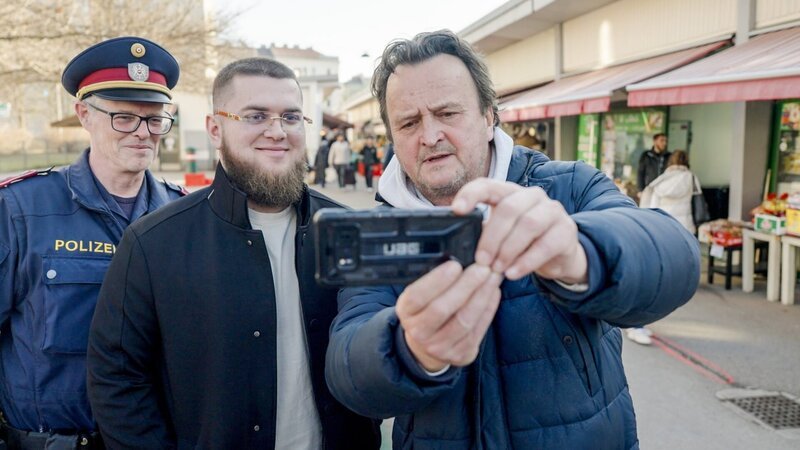 Ein Selfie im Grätzl – Das TikTok-Duo „Cop und Che“ wird auf der Straße in Wien erkannt. Ihr Ratgeber-Format beantwortet die Fragen ihres jungen Publikums. Egal, in welchem Deutsch. (Hanno Settele, r.) – Bild: ORF/​Hashtag Media