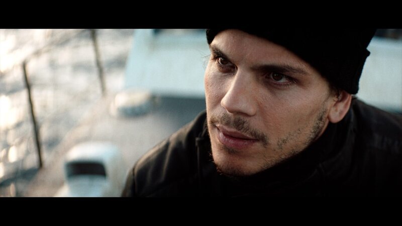 Emilio (Eduardo Valdarnini) terrorisiert die Geburtstagsgesellschaft der Privatjacht von einem kleinen Motorboot aus. – Bild: ZDF/copyright Lotus Production Emilio (Eduardo Valdarnini) terrorisiert die Geburtstagsgesellschaft der Privatjacht von einem kleinen Motorboot aus. – Bild: ZDF/copyright Lotus Production