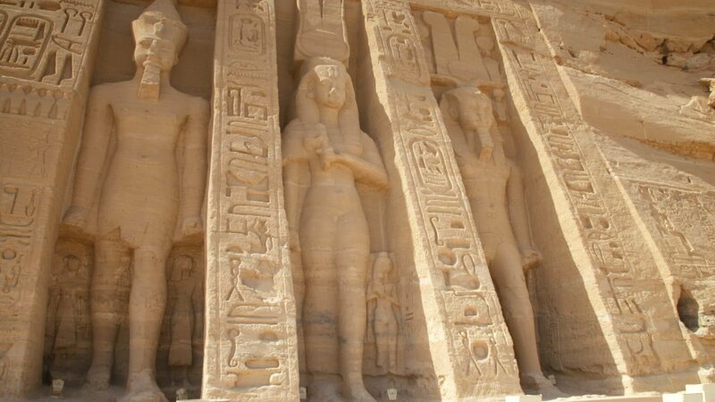 Die Statue von Königin Nefertari vor dem Tempel von Abu Simbel ist beinahe so groß, wie die ihres Gemahls Ramses II. links und rechts von ihr. Ein Zeichen für die weitgehende Gleichstellung Nefertaris. – Bild: ZDF und Windfall Films