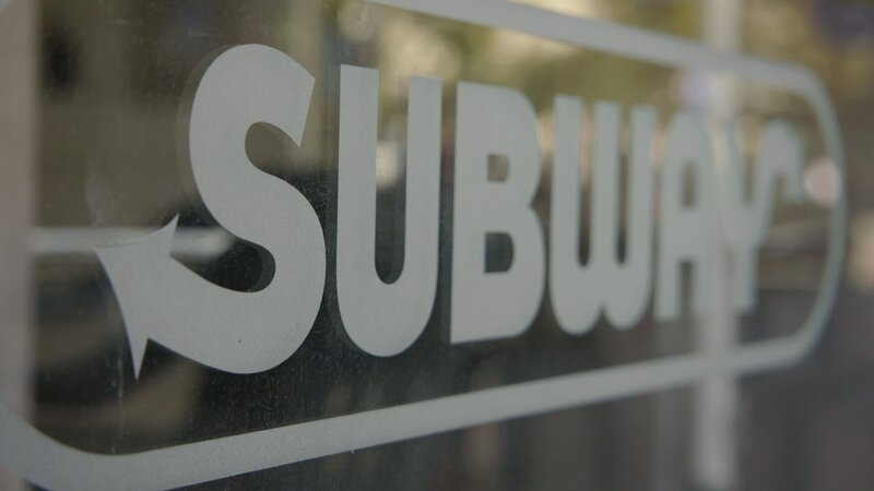 Subway ist kurzzeitig die größte Fast-Food-Kette der Welt. Seit 2015 häufen sich jedoch viele Skandale um den Sandwich-Riesen. Wie geht es Subway weiter? – Bild: ZDF und Markus Müller