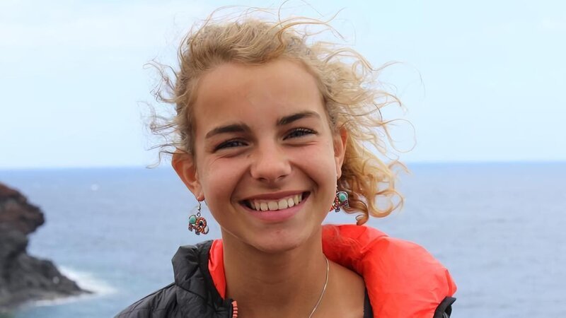 Checker Tobi mit Merve Usta und ihrer Familie beim Fastenbrechen ihrer Moschee in Velbert. – Bild: hr/​Rieke Henkel/​Marius Riedel