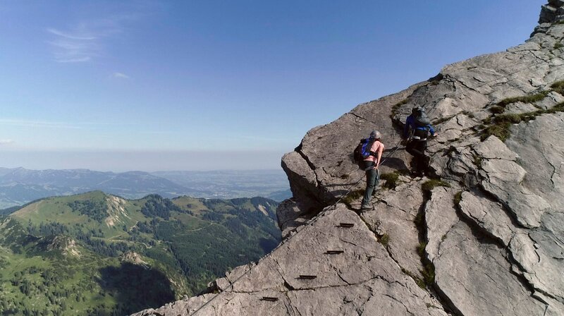 Bergsteiger an Seilen auf dem Hindelanger Klettersteig. – Bild: HR/Boris Wloka Bergsteiger an Seilen auf dem Hindelanger Klettersteig. – Bild: HR/Boris Wloka