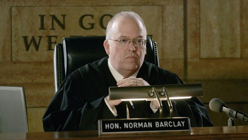 Richter Norman Barclay (Wayne Duvall) leitet das Verfahren gegen Kim Brody, die ihren Chef, einen Mafiosi, ermordet haben soll. – Bild: RTL /​ NBCUniversal