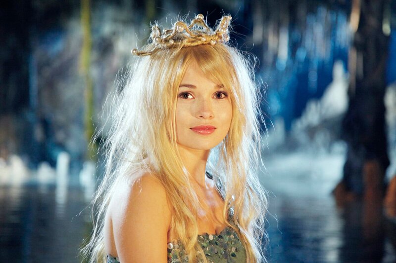 Nach ihren Erlebnissen fühlt sich die kleine Meerjungfrau Undine (Zoe Moore) den Menschen zugewandt. – Bild: rbb/​MDR/​Sandra Bergemann