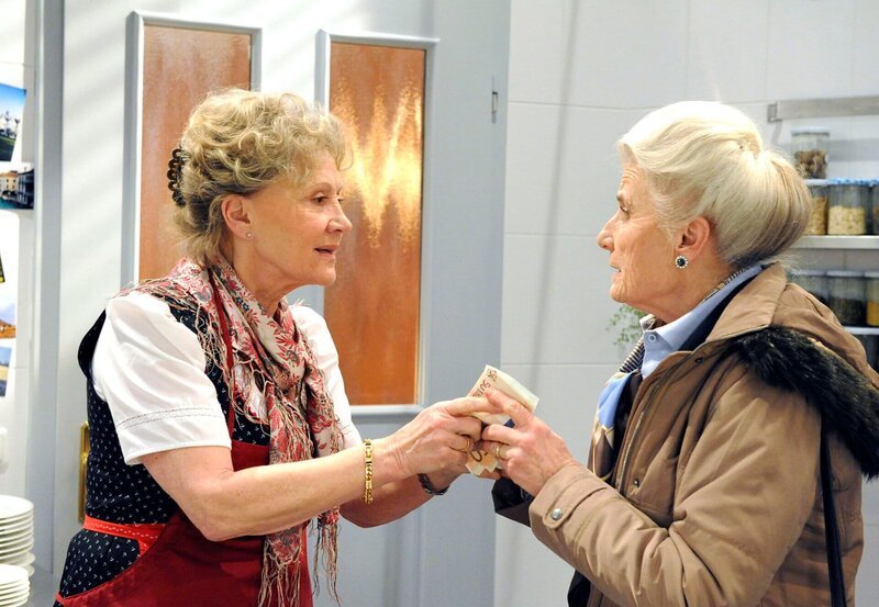 ARD STURM DER LIEBE FOLGE 1264, am Montag um 15:10 Uhr im ERSTEN. Käthe (Luise Deschauer, r.) bringt Hildegard (Antje Hagen, l.) wegen Alfons in Verlegenheit. – Bild: ARD/​Ann Paur