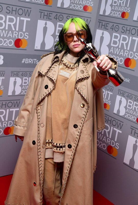 Billie Eilish bei den Brit Awards 2020 mit ihrem Award für „Best International Female“ – Bild: ZDF /​ PA Images /​ Alamy Stock Foto