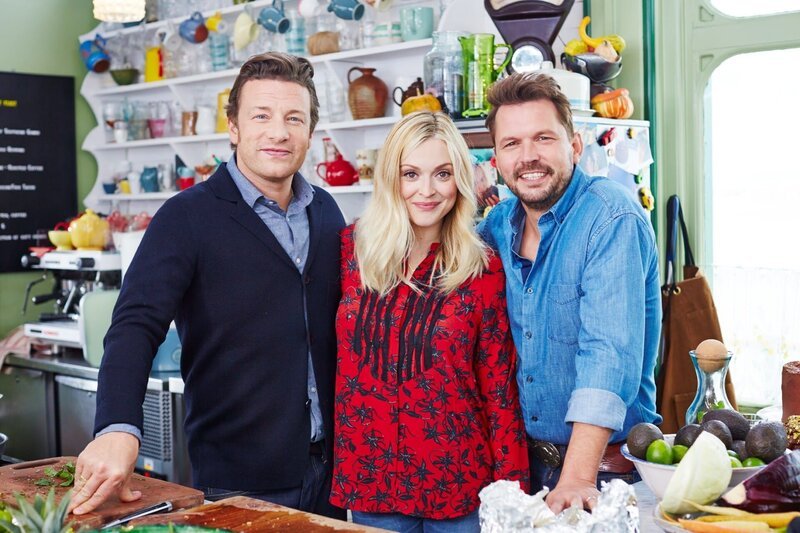 Jamie Oliver und Jimmy Doherty (r.) mit Fearne Cotton – Bild: RTL Living /​ Fremantle Med
