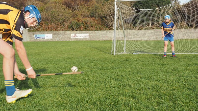 Große Anspannung: der Gegner holt zum Strafstoß aus. Wird Mac den Ball halten können? – Bild: SWR/​Ildico Wille