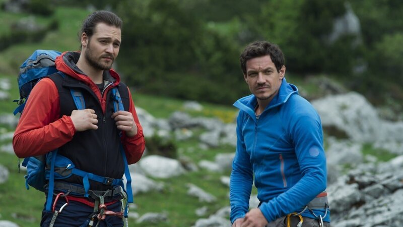 Die Bergführer Jan (Patrick G. Boll, l.) und Tobias (Markus Brandl, r.) beobachten den Streit zwischen den Eheleuten Lechner. – Bild: ZDF und Tobias Platow