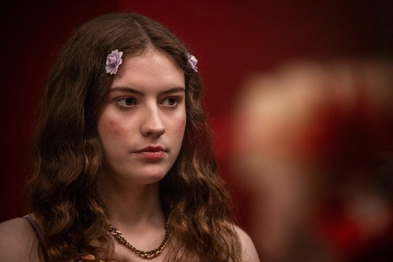 Zoe McCann (Isabelle Connolly) wurde das Opfer einer mysteriösen Entführung. Nun hat sie Angst, dass sie noch immer verfolgt wird, und wendet sich Hilfe suchend an Harry und Fergus. – Bild: ZDF und Allen Kiely/​Zoe Productions DAC/​AcornTV