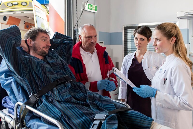 Jürgen Pfannenstiehl wird nach einem Sturz ins Johannes Thal Klinikum eingeliefert. V.l.n.r. Jürgen Pfannenstiehl (Maik Solbach), Komparse, Dr. Theresa Koshka (Katharina Nesytowa), Julia Berger (Mirka Pigulla). – Bild: ARD/​Jens Ulrich Koch