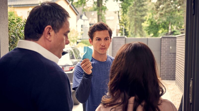 Timos (Tim Oliver Schultz, Mitte) Ex-Frau Nicki (Yasemin Cetinkaya) lebt mit Timos Ex-Manager Robert (Carlos Lobo, l) zusammen. – Bild: WDR/​Frank Dicks