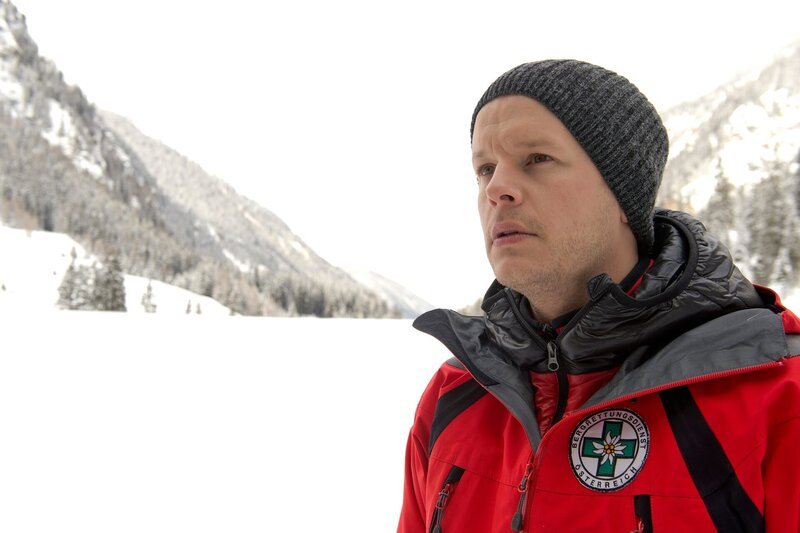 Bergretter Ben (Mirko Lang) macht sich große Sorgen um seine Kollegen, zu denen schon vor Stunden der Kontakt abgebrochen ist. – Bild: ZDF/​Thomas R. Schumann