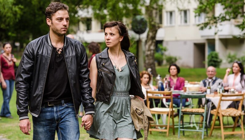 Obwohl sie bei seiner Familie abblitzt, steht Musab zu Aylin. – Bild: ARD Degeto/​Stefan Erhard