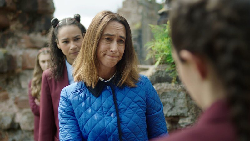 Die Lehrerin Miss Murphy (Amy Marston) fühlt sich bestätigt: Sie meint, dass ein normaler Schulalltag zu anstrengend für Addie (Lola Blue, r.) sei. Audrey (Eve Midgley, 2.vl.) ist neu im Ort und freundet sich mit Addie an. Emily (Grace Wood, l.) dagegen hat nichts Gutes im Sinn. – Bild: ZDF und Kind of Productions Limited