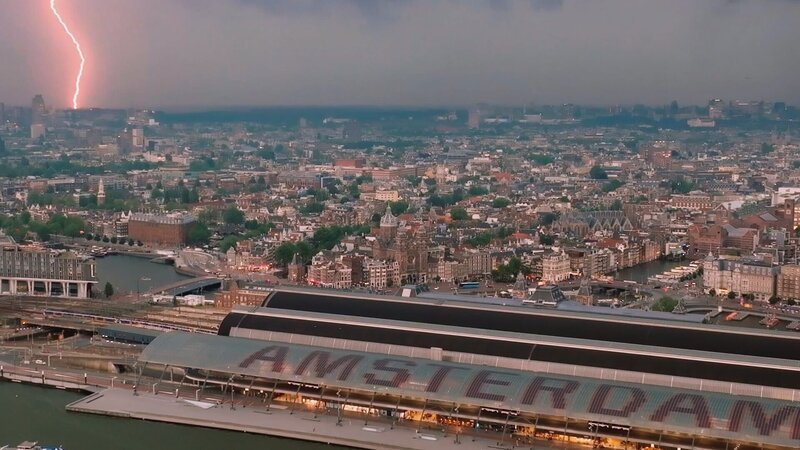 Der Amsterdamer Hauptbahnhof ist am Königstag 2024 in Amsterdam, Niederlande, aus der Vogelperspektive zu sehen. – Bild: National Geographic /​ National Geographic