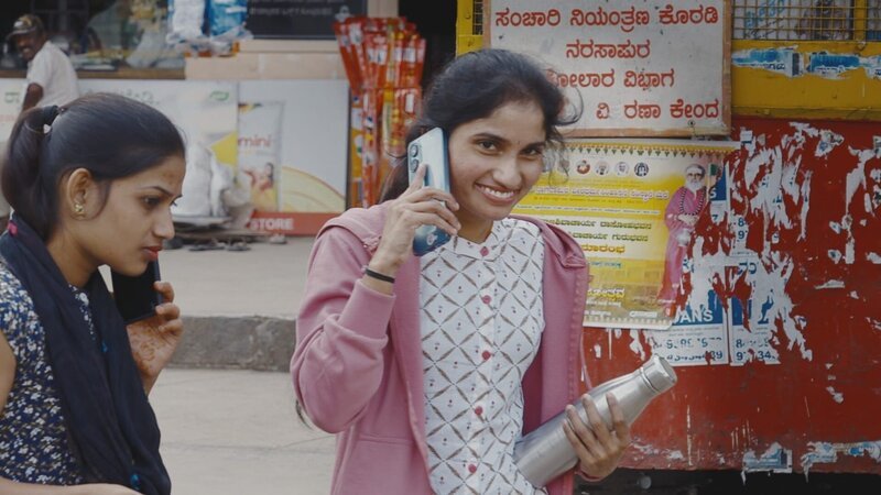 Längst das Wichtigste im Alltag Indiens: das Smartphone – Bild: ZDF und Ulf Behrens Längst das Wichtigste im Alltag Indiens: das Smartphone – Bild: ZDF und Ulf Behrens