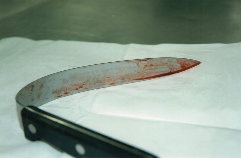 Mit diesem Messer wurde Regina B. in ihrem Bett erstochen. Der Täter hat massiv auf die 39-Jährige eingestochen, so dass die Tatwaffe verbogen ist. – Bild: ZDF und Polizei Elmshorn