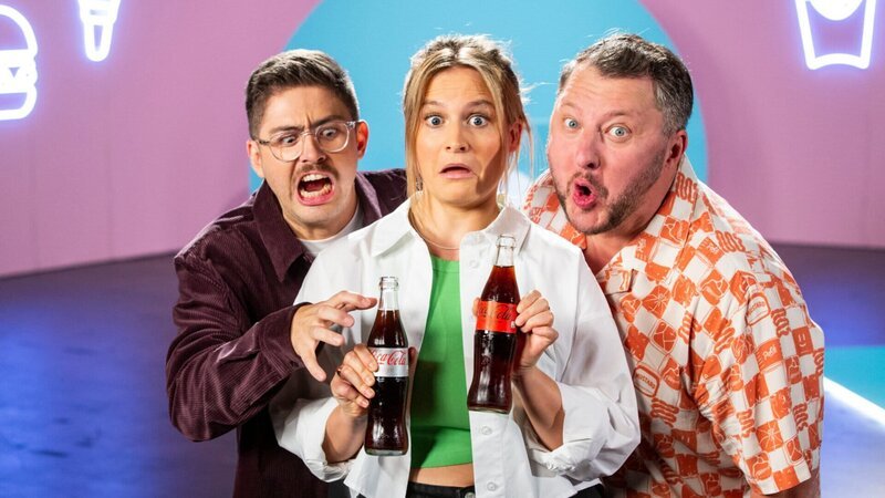 Sebastian Lege (r.), Lilly Temme (M.) und Florian Reza (l.) nehmen das klebrige Geschäft von Coca Cola auseinander und decken die miese Masche hinter der zuckerfreien Cola Alternative auf. – Bild: ZDF und David Biene