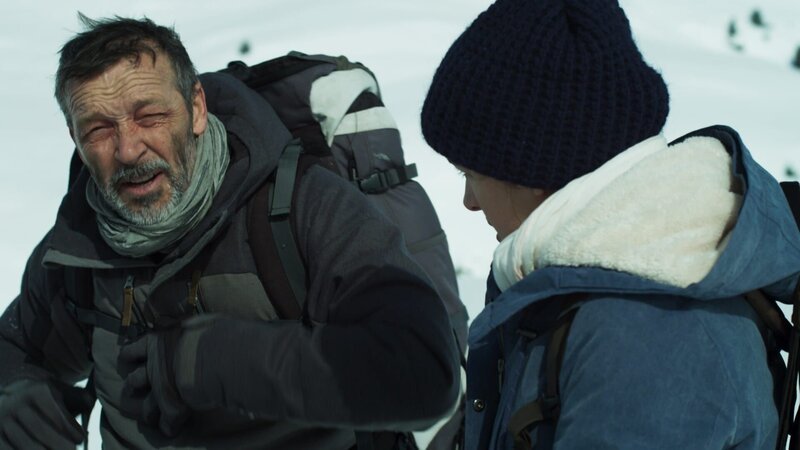 Roland (Michael Roll, l.) und Valerie (Marie Nasemann, r.) sind auf den Weg zu einer Berghütte. Der schneeblinde Roland sieht immer schlechter. – Bild: ZDF und Tobias Platow
