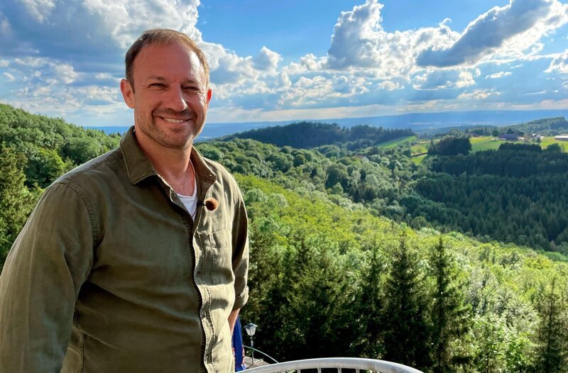 Tobias Kämmerer will herausfinden: Welche Highlights hat die Rhön zu bieten? – Bild: HR