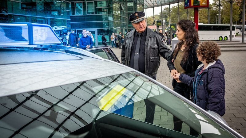 Hans (Bruno F. Apitz, l.) muss Elena (Simona Theoharova, M.) und Sina (Lilli Jellinek, r.) zur Befragung mit aufs Revier nehmen. – Bild: ZDF und Boris Lasewen