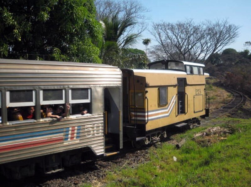 Schlusslicht am „Tren a la Tica“ ist ein alter Bremswagen, ein Caboose. – Bild: SWR