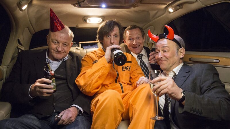Junggesellenabschied! Trauzeuge Wilsberg (Leonard Lansink), Noch-Junggeselle Ekki (Oliver Korittke), Overbeck (Roland Jankowsky) und Ekkis Chef Grabowski (Vittorio Alfieri) wollen es richtig krachen lassen. – Bild: ZDF und Thomas Kost