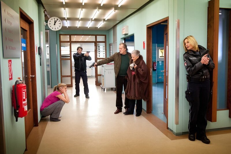 Der entlassene Kaffeeverkoster Friedhelm Altvater (Paul Faßnacht, M.) nimmt im Elbkrankenhaus Margarethe van Noten (Kerstin de Ahna, 2.v.r.) und Ellen Christensen (Mira Bartuschek, l.) als Geiseln. Mattes (Matthias Schloo, 2.v.l.) und Melanie (Sanna Englund, r.) können das nicht verhindern. – Bild: ZDF und Boris Laewen