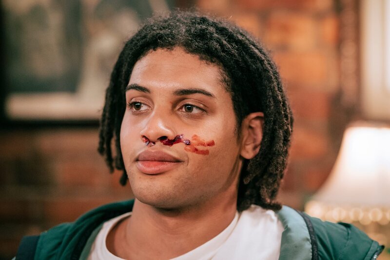 Harrys Schützling Fergus (Rohan Nedd) soll den anderen Gästen unauffällig auf den Zahn fühlen: Wer hätte ein Motiv für den Mord an zwei Gästen? – Bild: ZDF und Szymon Lazewski/​Zoe Production DAC/​AcornTV