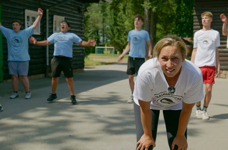 „7-Tage“-Reporterin Isabell Kramer möchte wissen, ob harter Drill straffällige Jugendliche wirklich zum Umdenken bewegt – dazu besucht sie das Trainingscamp Diemelstadt. – Bild: HR/​Anna Barkowski