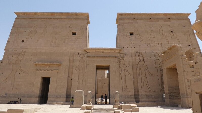 Der erste Pylon und der Tempeleingang des Philae-Tempels. Er führt in den Haupttempelbereich. Seine zwei Türme und das zentrale Portal bilden einen großartigen, 18 Meter hohen Eingang, der mit Reliefs des Pharaos Nektanebo verziert ist. (National Geographic/​Kathrin Benoehr) – Bild: Discovery Communications, LLC Lizenzbild frei