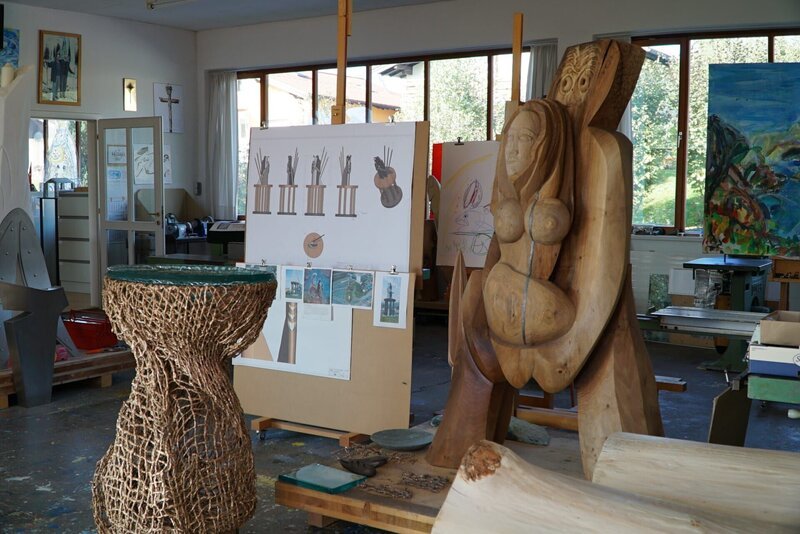 Blick ins Atelier von Hans Weyringer – Bild: ServusTV / Degn Film / Barbara Meikl Blick ins Atelier von Hans Weyringer – Bild: ServusTV / Degn Film / Barbara Meikl