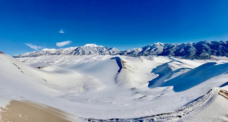 Die Sanddünen der Sangre de Cristo Mountains in den Rockies erheben sich bis zu 250 Meter über den Wüstenboden. – Bild: Terra Mater /​ The WNET Group /​ Joseph Pontecorvo