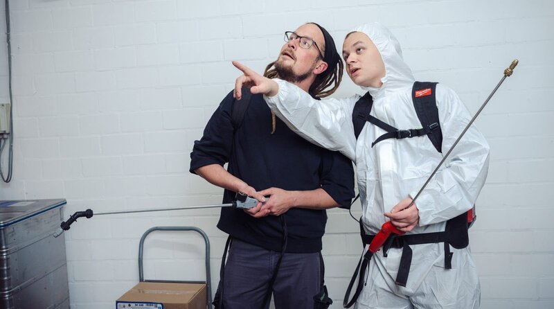 WDR Fernsehen AZUBI STORYS, I. STAFFEL, Folge 3 „Help! Alles voller Ratten!“, Wie der Vater so der Sohn: Ausbilder Eike (l) mit Sohn Constantin, zugleich sein Azubi. – Bild: WDR/​i&u TV Produktion/​Ben Knabe