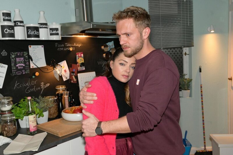 Paul (Niklas Osterloh) und Emily (Anne Menden) überlegen, wo sie Kate suchen könnten. – Bild: RTL /​ Rolf Baumgartner /​ Missing Kate