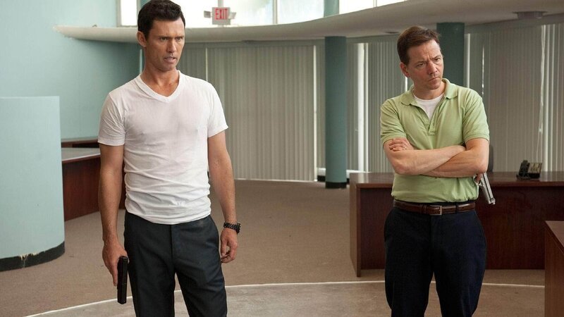 Um Informationen zu seinem aktuellen Fall zu erhalten, muss Michael Westen (Jeffrey Donovan, l.) seinem Kontaktmann Josh Wagner (Frank Whaley) einen Gefallen tun. – Bild: RTL /​ Twentieth Century Fox Film Corporation