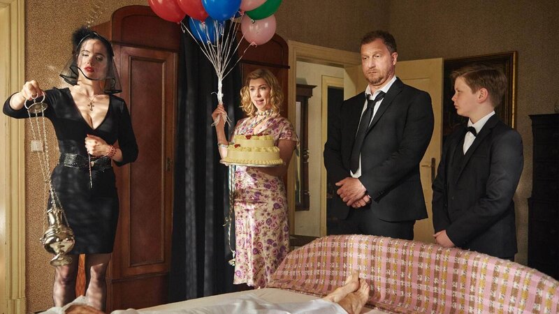 Magda (Verena Altenberger, l.), Conny (Brigitte Zeh), Tobias (Matthias Komm) und Luca (Luis Kain, r.) bei der Generalprobe von Waltrauds Beerdigung. Conny hat jedoch ein Problem: Sie kann einfach nicht über den Tod nachdenken. Stattdessen beschäftigt sie sich mit der Planung von Waltrauds Geburtstag. – Bild: TVNOW /​ Reiner Bajo