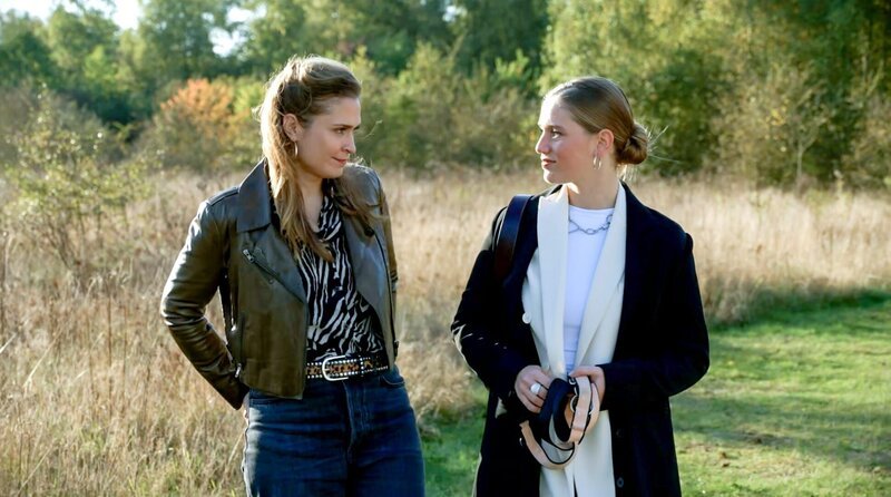 Svenja (Lea Marlen Woitack, l.) ist besorgt, weil Bella (Alessia Mazzola, r.) endgültig ihr Tiermedizin-Studium geschmissen hat. – Bild: NDR