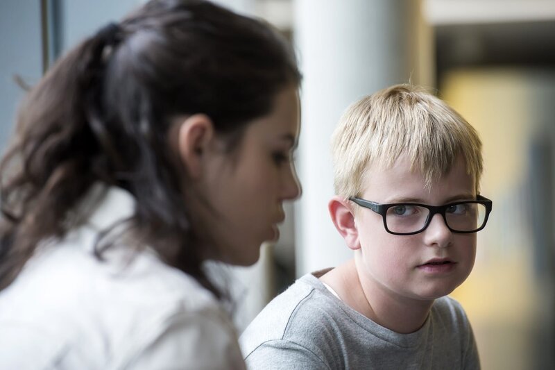 Moritz (Marc Elflein) vertraut sich Olivia (Holly Geddert) an. – Bild: MDR/​Saxonia Media/​Jens-Ulrich Koch