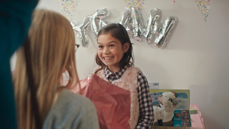 Margreet (Romy Voll) bekommt von Floor ihre zweite Pussycat. – Bild: „Bild: ND …