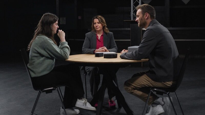 Leon Windscheid (r.) im Gespräch mit Teilnehmenden des Sozialexperiments, in dem sich vier Mutter-Kind-Paare den Schuldzuweisungen und Ursachen für psychische Erkrankungen der Kinder stellen. – Bild: Paul B. Müller /​ ZDF und Paul B. Müller
