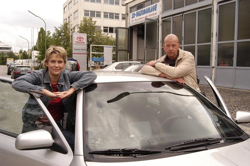 Kommissare in Teamarbeit: Michael Naseband aus Düsseldorf und Alexandra Rietz aus Osnabrück ermitteln gemeinsam. – Bild: ATV2