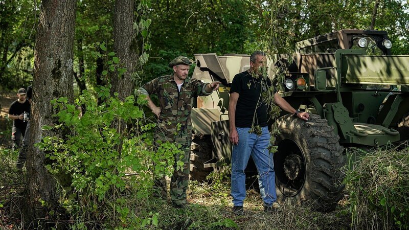 L-R: Thomas und Michael Früh neben dem Fahrzeug. – Bild: DMAX – Germany