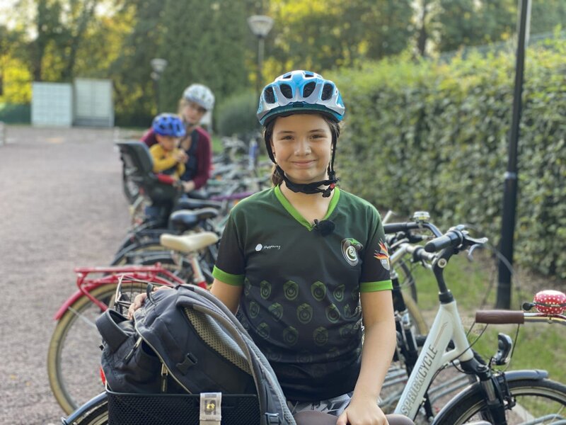 Elèna ist elf Jahre alt und spielt seit zwei Jahren Quidditch – den Zaubersport, den Joanne K. Rowling erfunden hat. – Bild: MDR/​Anna Neuhaus