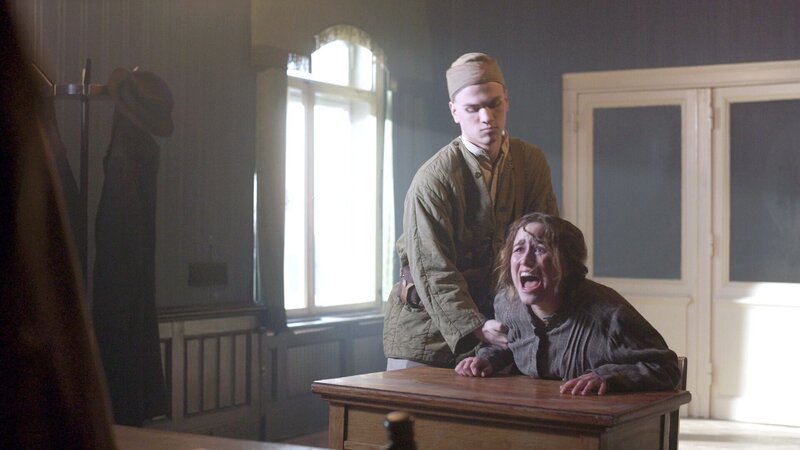 Die knapp 20-jährige Ingeborg Loucek, die ihren Geliebten, einen Hauptmann der sowjetischen Armee, bei seiner Flucht in die amerikanische Zone unterstützt hat, wird von den Sowjets beschuldigt Agentin zu sein, später nach Moskau gebracht und dort zum Tod verurteilt. – Bild: ORF/​Pammer Film