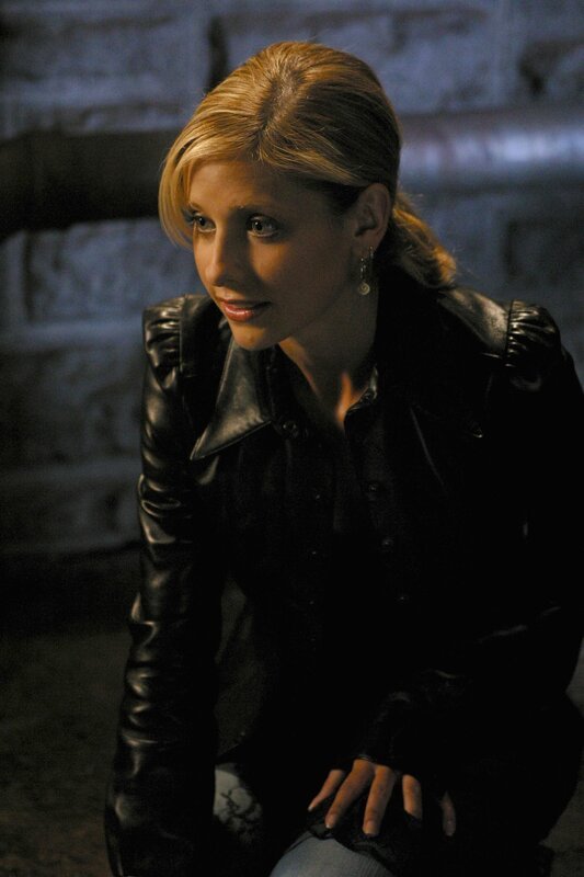 Buffy (Sarah Michelle Gellar) geht zu einem Dinner mit Principal Wood. Während ihres Gesprächs erklärt er ihr, dass er der Sohn einer Jägerin ist, die in New York getötet wurde. – Bild: Twentieth Century Fox Film Corporation